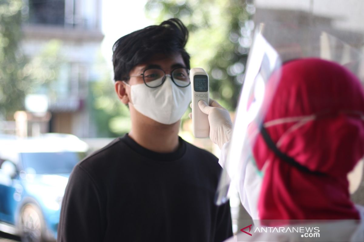 RS Sari Asih Tangerang cek suhu tubuh  staf hingga dokter sebelum bertugas
