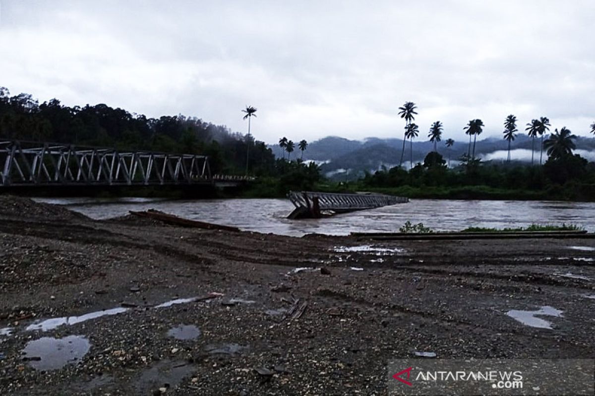 Jembatan Bailey penghubung Trans Seram Maluku putus diterjang banjir