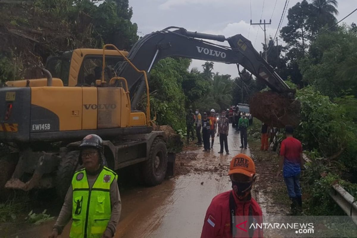 Akibat hujan deras longsor terjang desa di Kotabaru Kalsel