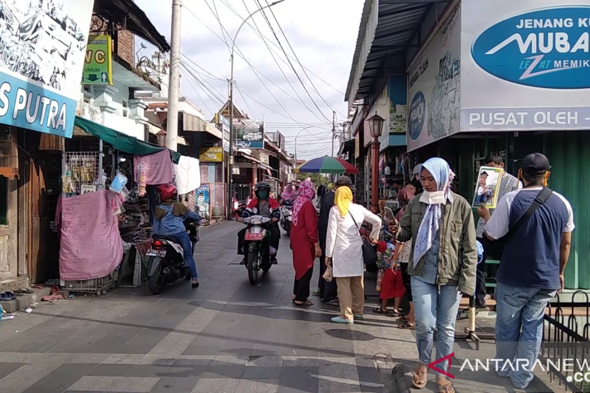 Aktivitas perdagangan di objek  wisata Makam Sunan Kudus mulai marak