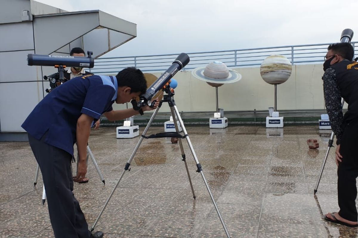 Di masa pandemi COVID-19, OIF UMSU 'live streaming' gerhana matahari