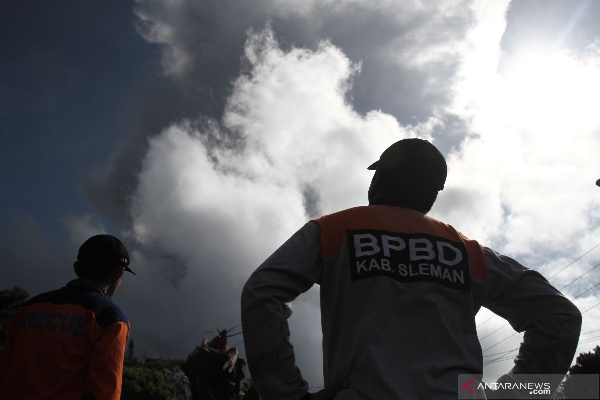 Gunung Merapi  dua kali meletus pada Ahad pagi