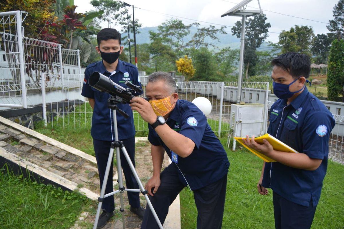 Tim pengamatan gerhana matahari di Stageof Banjarnegara