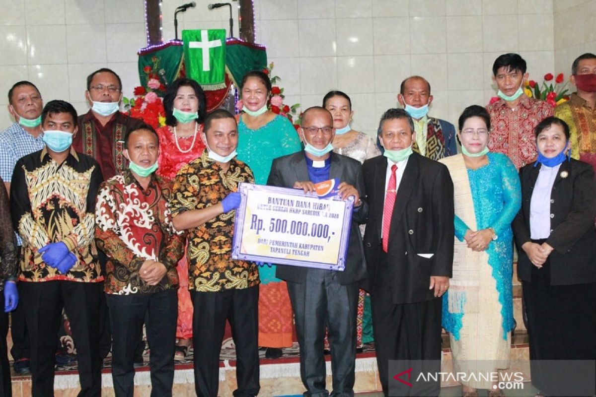 Bupati Tapteng serahkan Rp500 juta bantuan pembangunan HKBP Sarudik