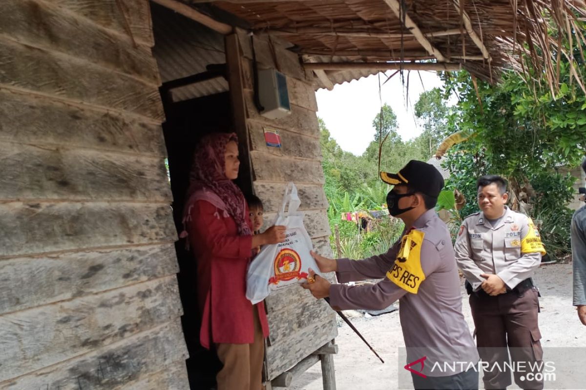 Polres Bangka Barat salurkan ratusan paket sembako