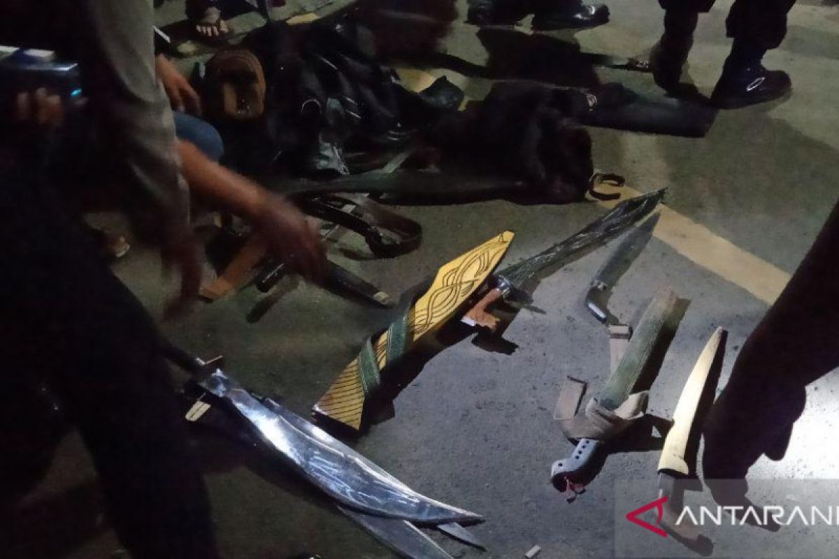 Babinsa di Minahasa Tenggara menangkap tujuh pria membawa senjata tajam