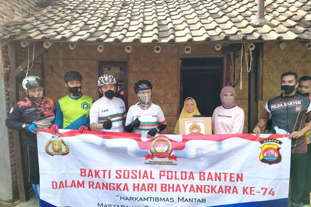 Kapolda Banten sambangi rumah warga bagikan bahan pokok