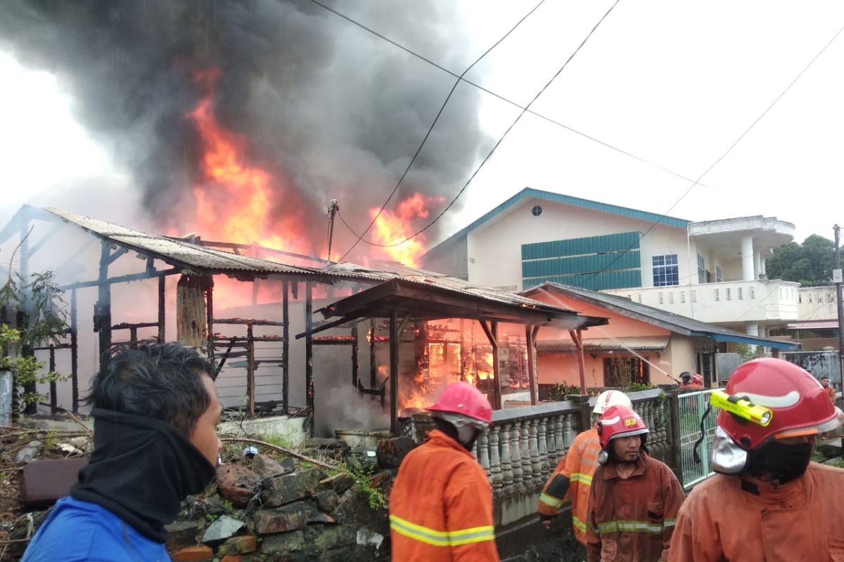 Pemilik rumah terbakar dan mengalami kerugian Rp150 juta
