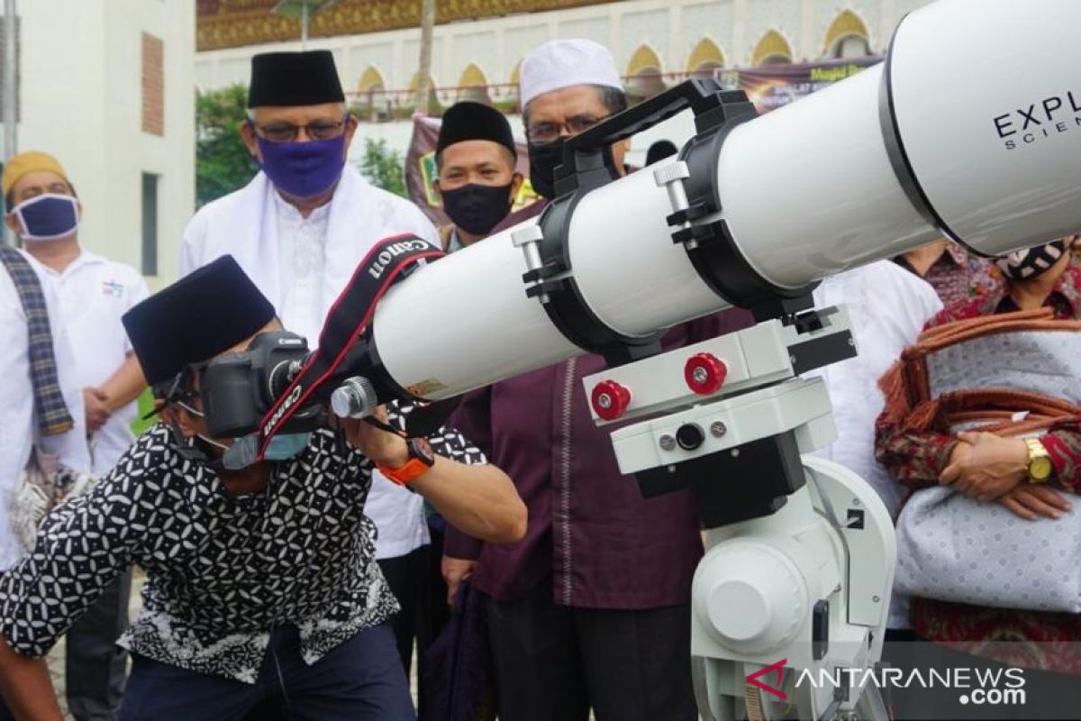 Gubernur saksikan gerhana matahari cincin di masjid raya Sumbar