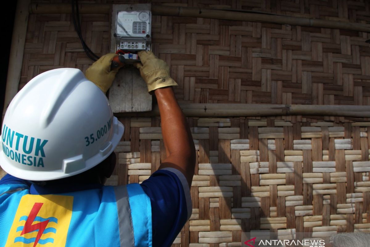 Petugas catat meter PLN  kembali  turun langsung ke rumah