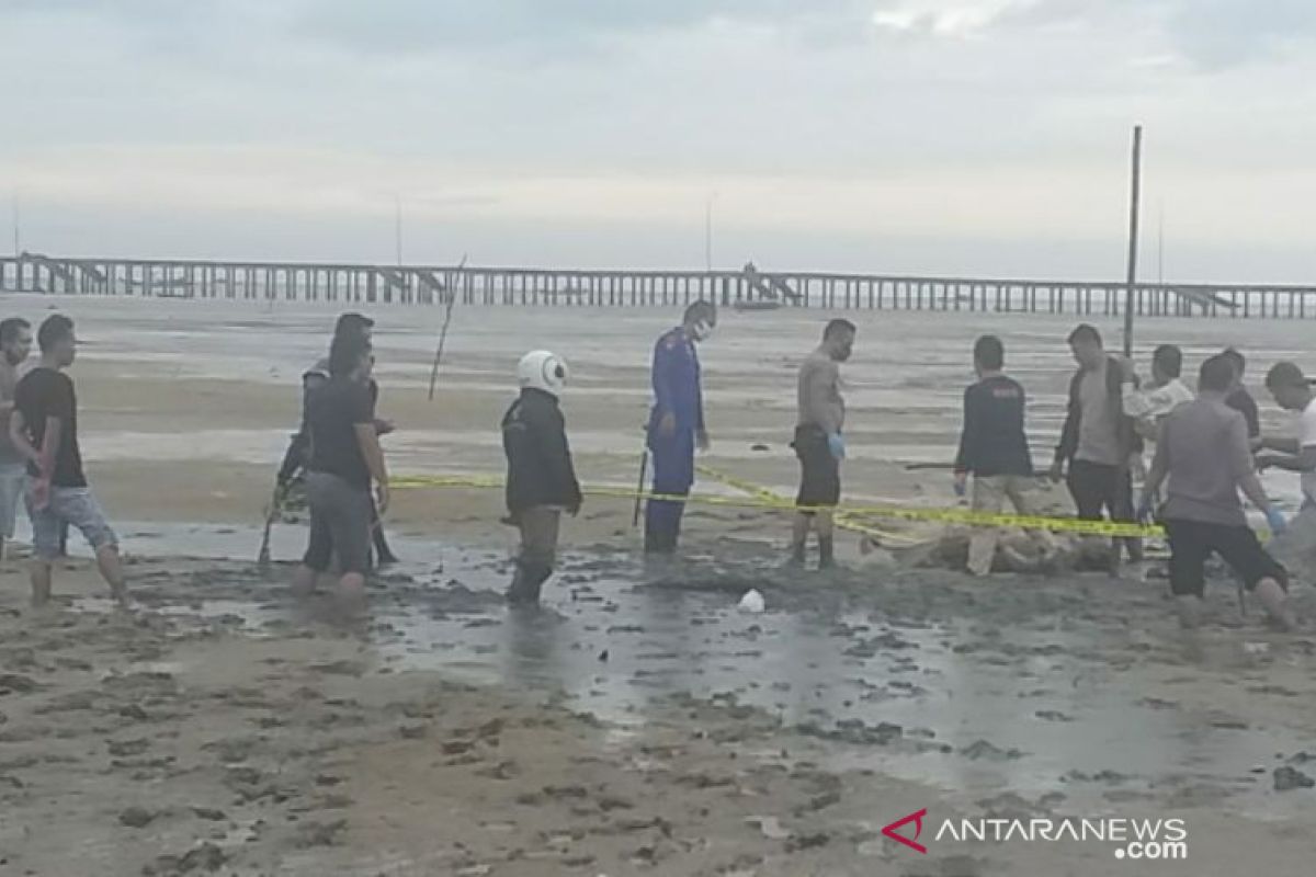 Polres Bangka Barat evakuasi mayat di pinggir Pantai Iklim Teluk Rubiah Mentok