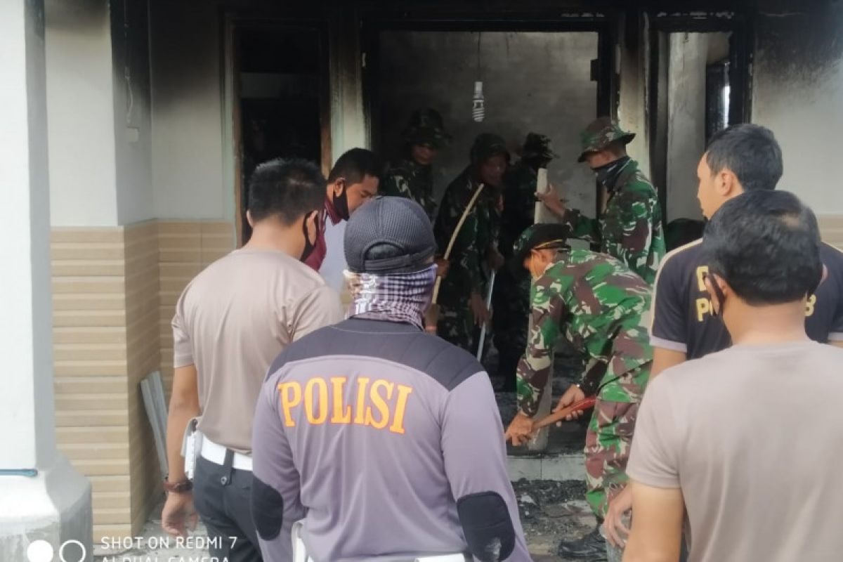 Pasca rusuh di Desa Padolo Bima: polisi bantu warga bersihkan bekas puluhan rumah terbakar