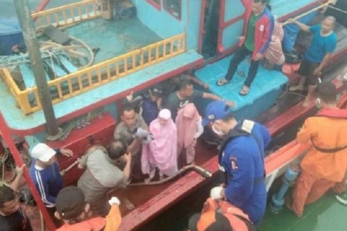 Puluhan penumpang kapal nelayan berhasil dievakuasi tim SAR dari tengah laut