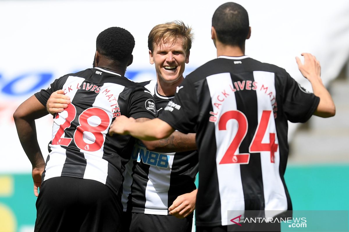 Newcastle menang 3-0 atas 10 pemain Sheffield