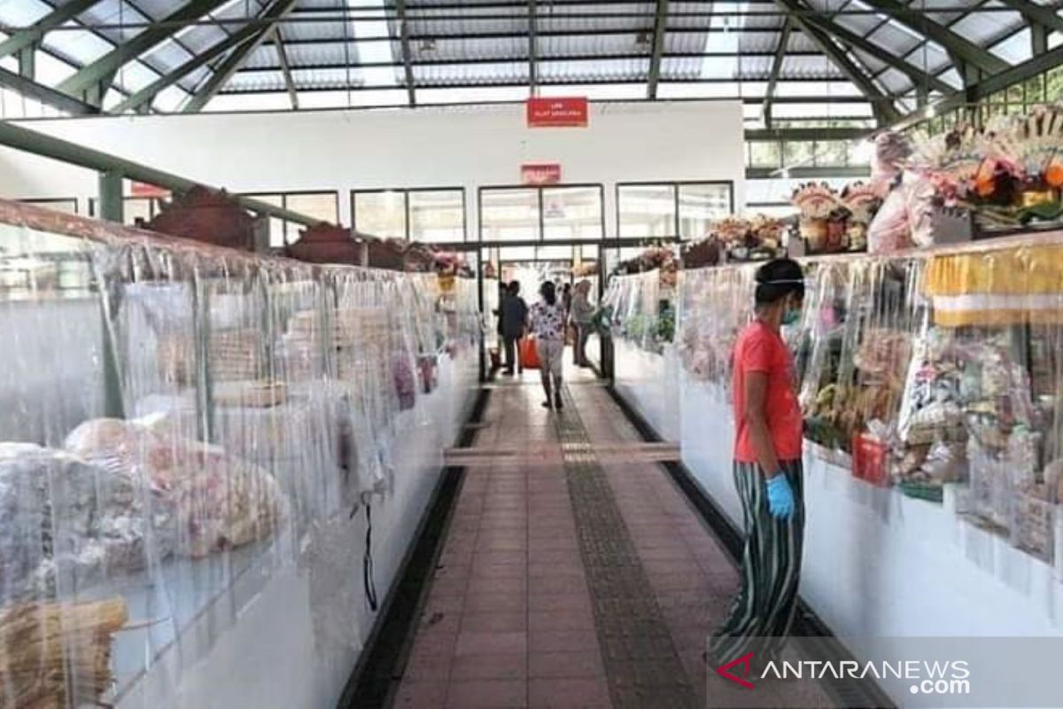 Denpasar minta pengelola pasar tradisional pasang plastik pembatas saat COVID-19