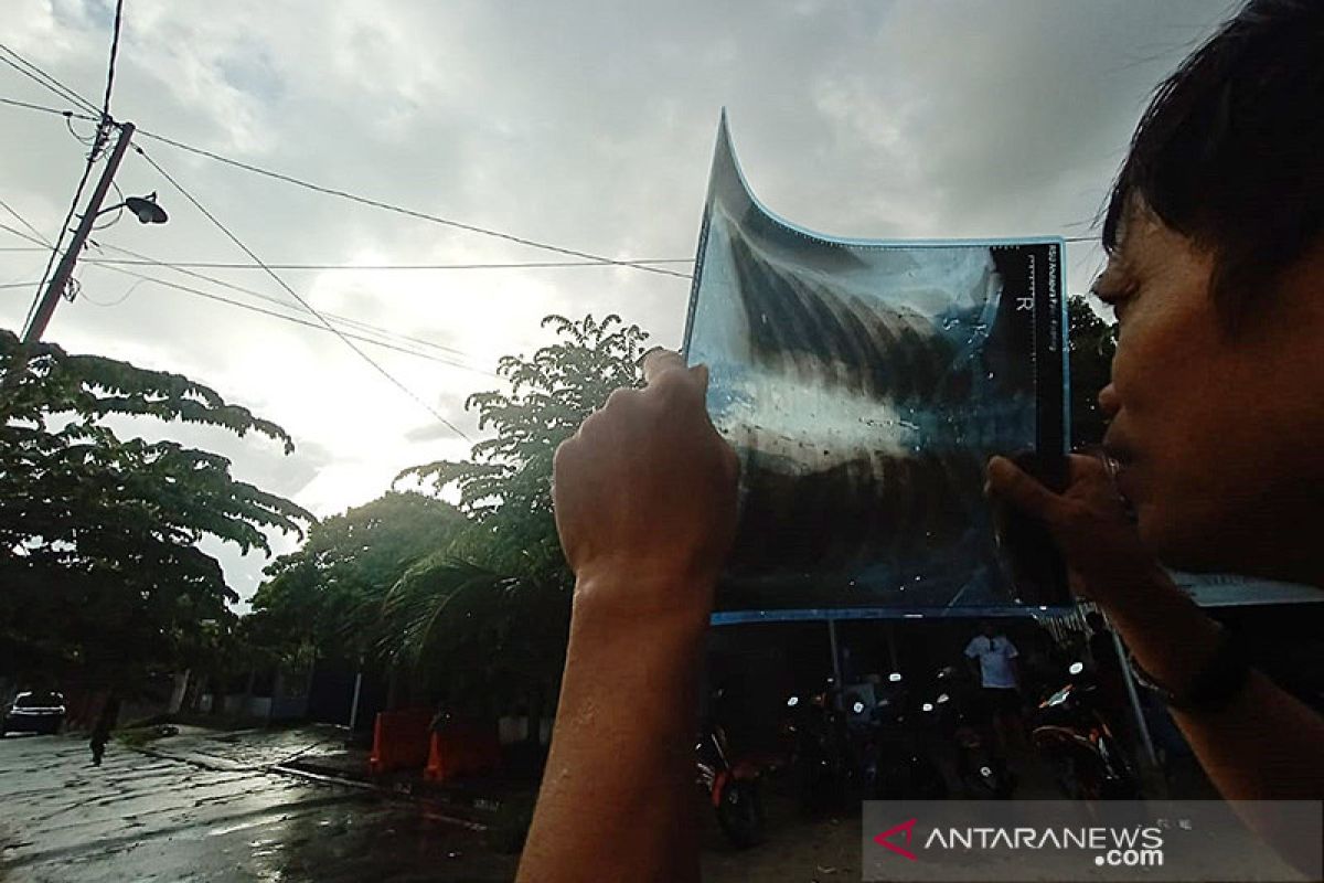 Warga Palu antusias saksikan gerhana di tengah guyuran hujan