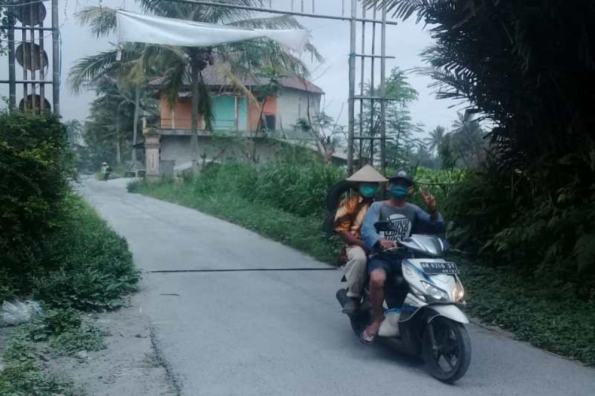 Hujan abu Merapi melanda Kabupaten Magelang