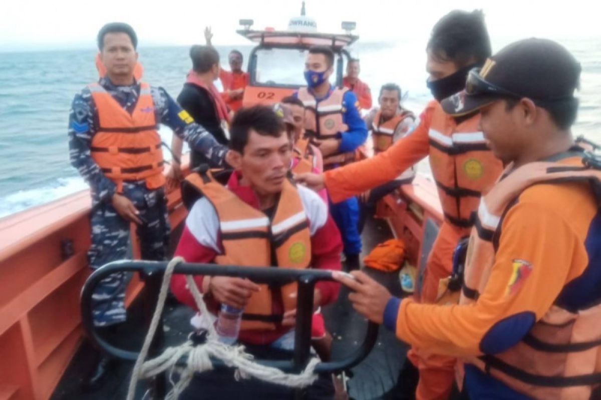 Kapal motor terbalik diterjang ombak di perairan selat Sunda,  tujuh nelayan belum ditemukan