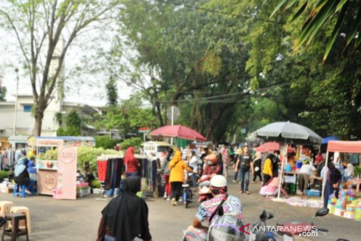 Kawasan kendaraan bebas bermotor Kambang Iwak Palembang kembali dipenuhi warga  dan pedagang