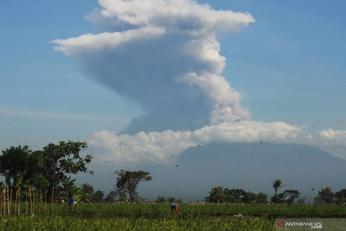 Gunung Merapi dua kali erupsi pada Minggu pagi