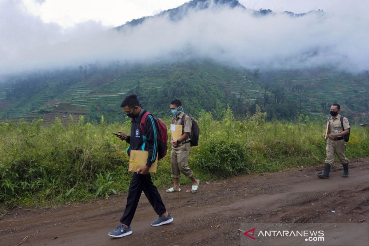 Kemarin pemerintah bahas PJJ permanen, tatanan normal baru desa