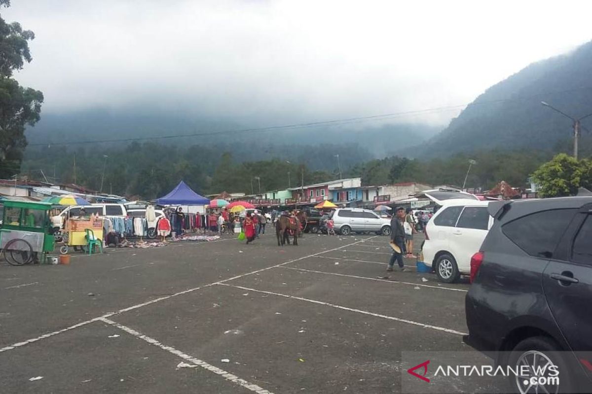 Wisatawan terpaksa berlibur di area perkemahan karena tempat wisata di Kawasan Puncak masih tutup