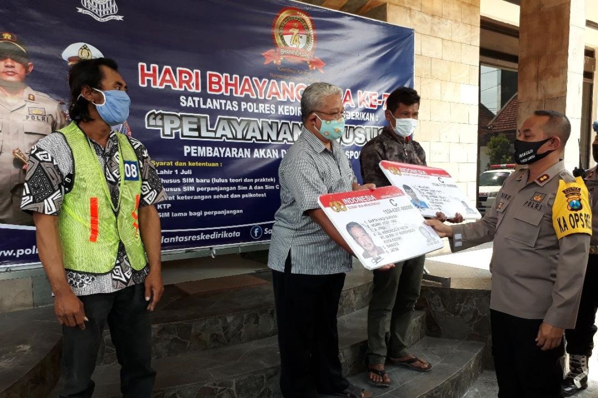 Peringati Hari Bhayangkara, Polresta Kediri berikan SIM gratis