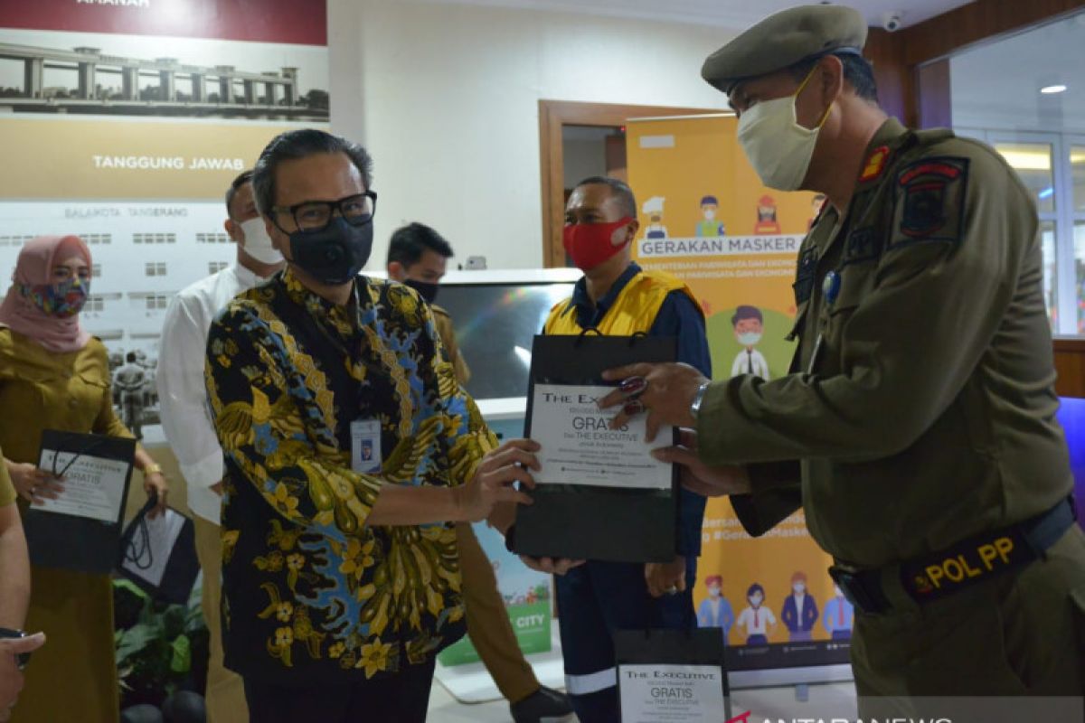 Kemenparekraf berikan 10.000 masker kain ke petugas lapangan Tangerang