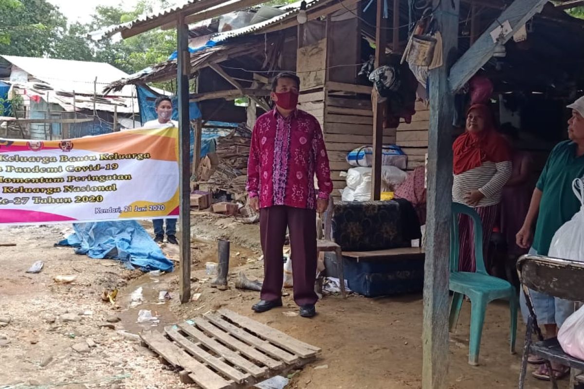 Jelang Harganas Ke-27, BKKBN Sultra berbagi sembako di kampung pemulung