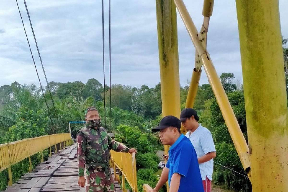 Pemkab Mukomuko batasi kendaraan lewat jembatan rusak