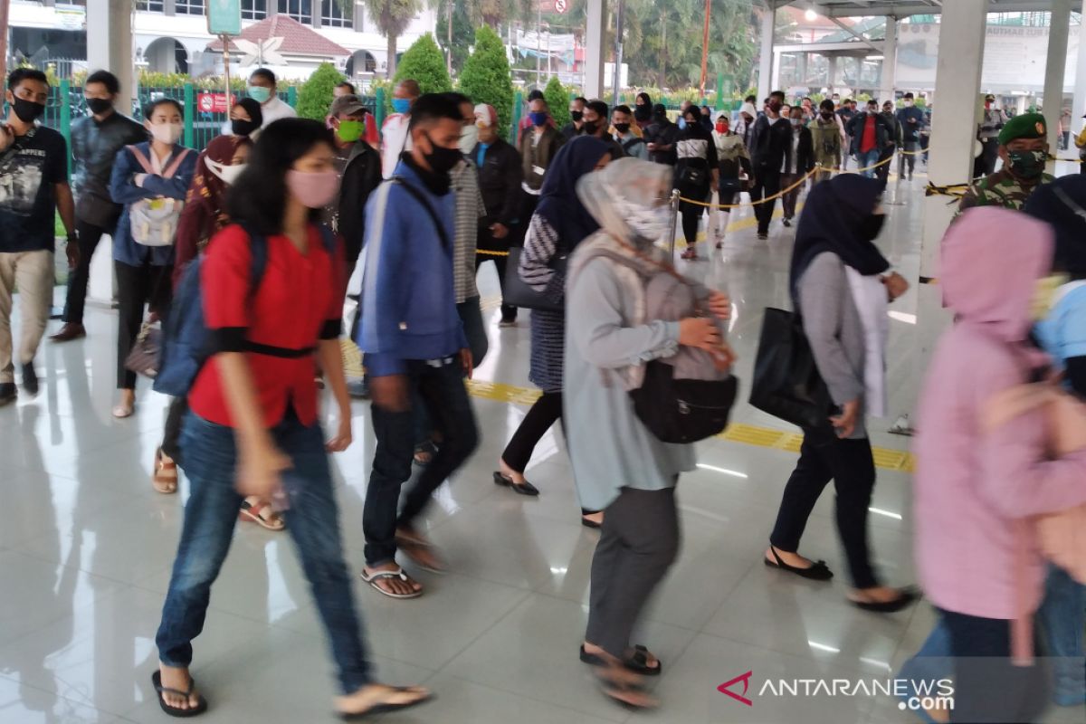 Antrean penumpang KRL di Stasiun Bogor masih sangat panjang pada Senin pagi