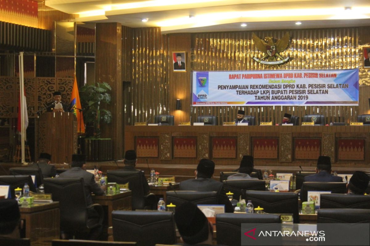 Bupati Hendrajoni hadiri rapat DPRD tentang penyampaian rekomendasi LKPj 2019