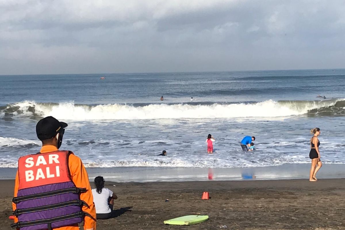 Seorang pemuda terseret arus ombak di Pantai Perancak-Bali