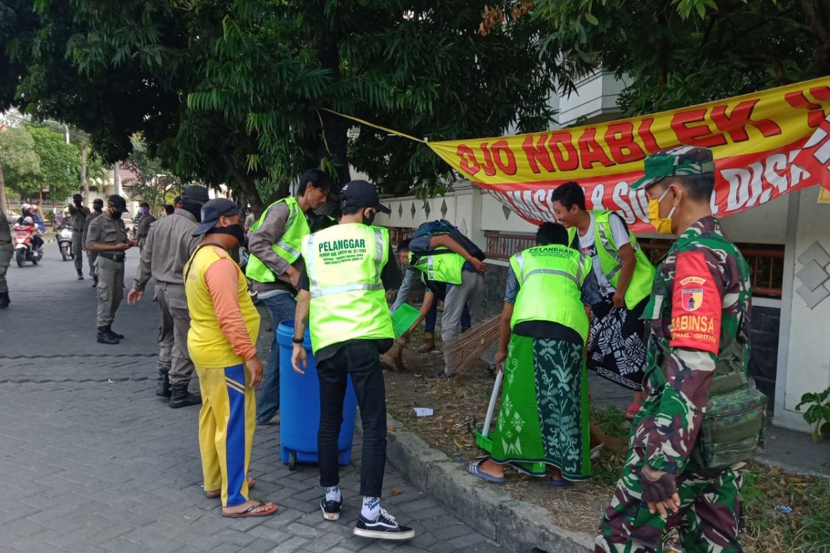 Tidak pakai masker, 86 orang di Gresik dihukum sapu jalan