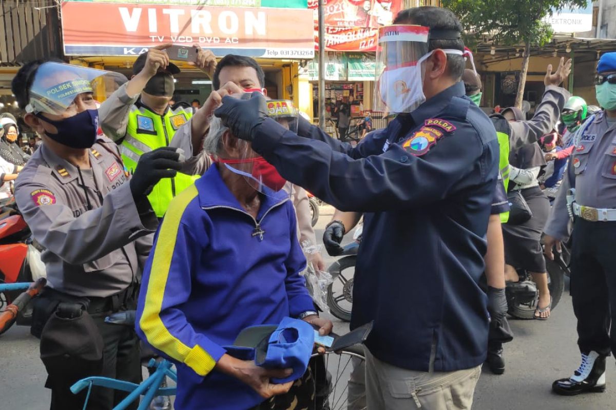 Sambut Hari Bhayangkara, Polda Jatim bagikan APD di pasar tradisional Surabaya