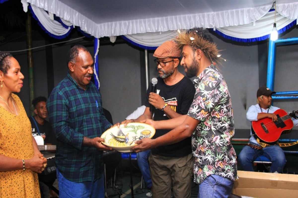 Bupati Puncak sponsori grup musik akustik Konak Papua