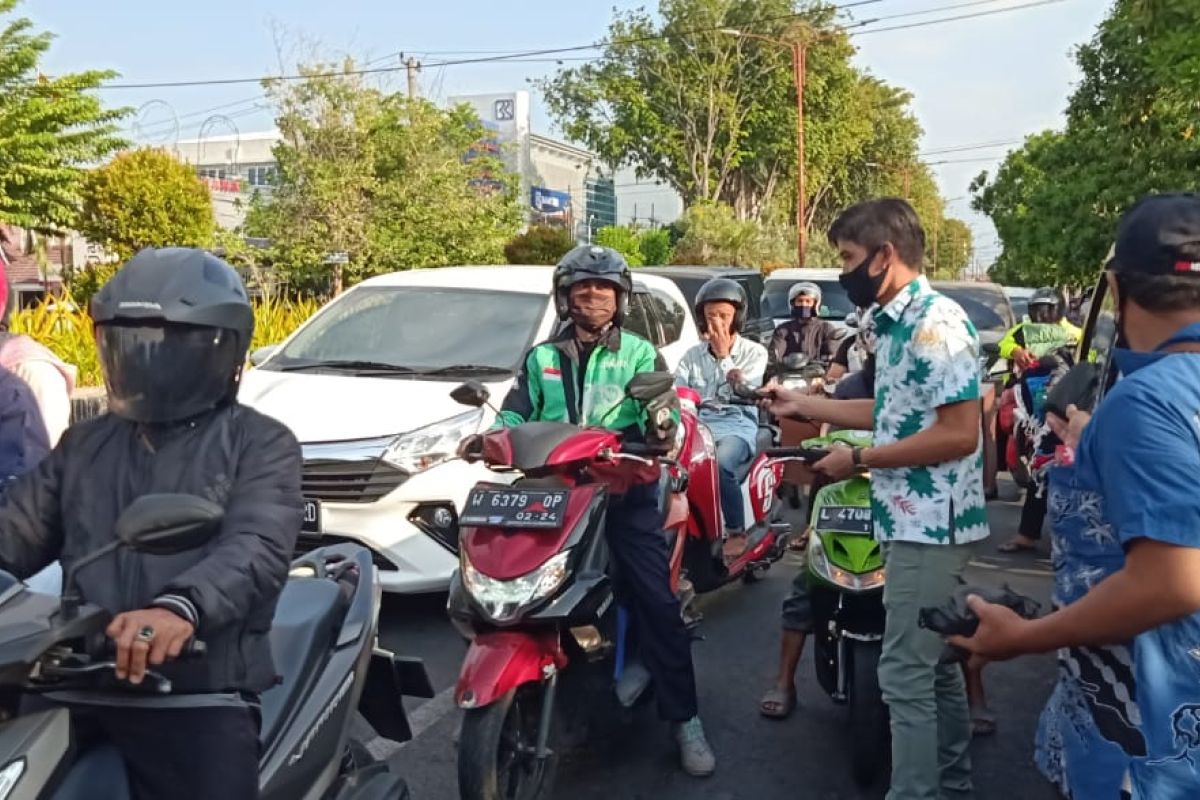 BPJS Kesehatan-PWI Sidoarjo bagikan masker kepada masyarakat