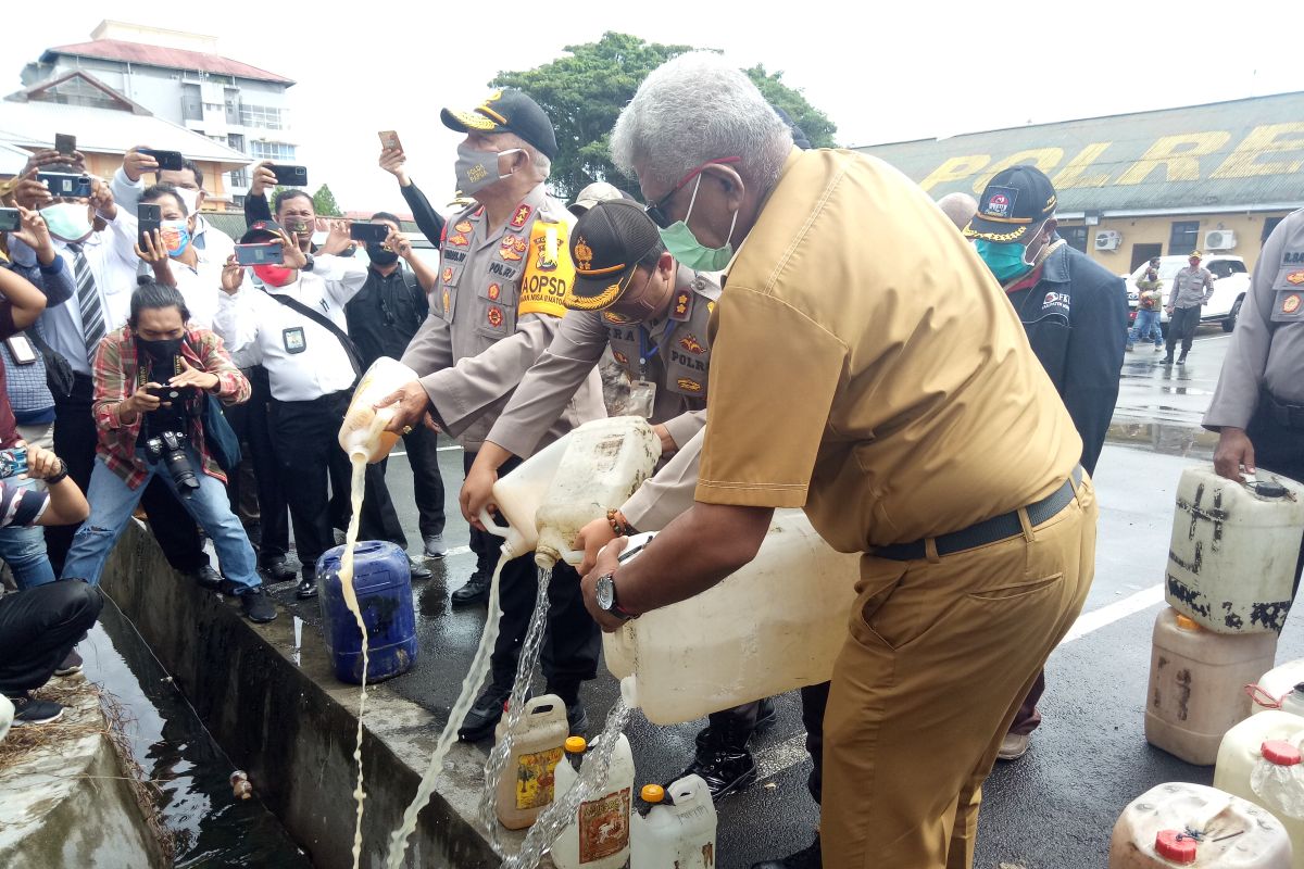 Kapolda Papua pimpin pemusnahan 3.261 liter minuman keras  jenissopi