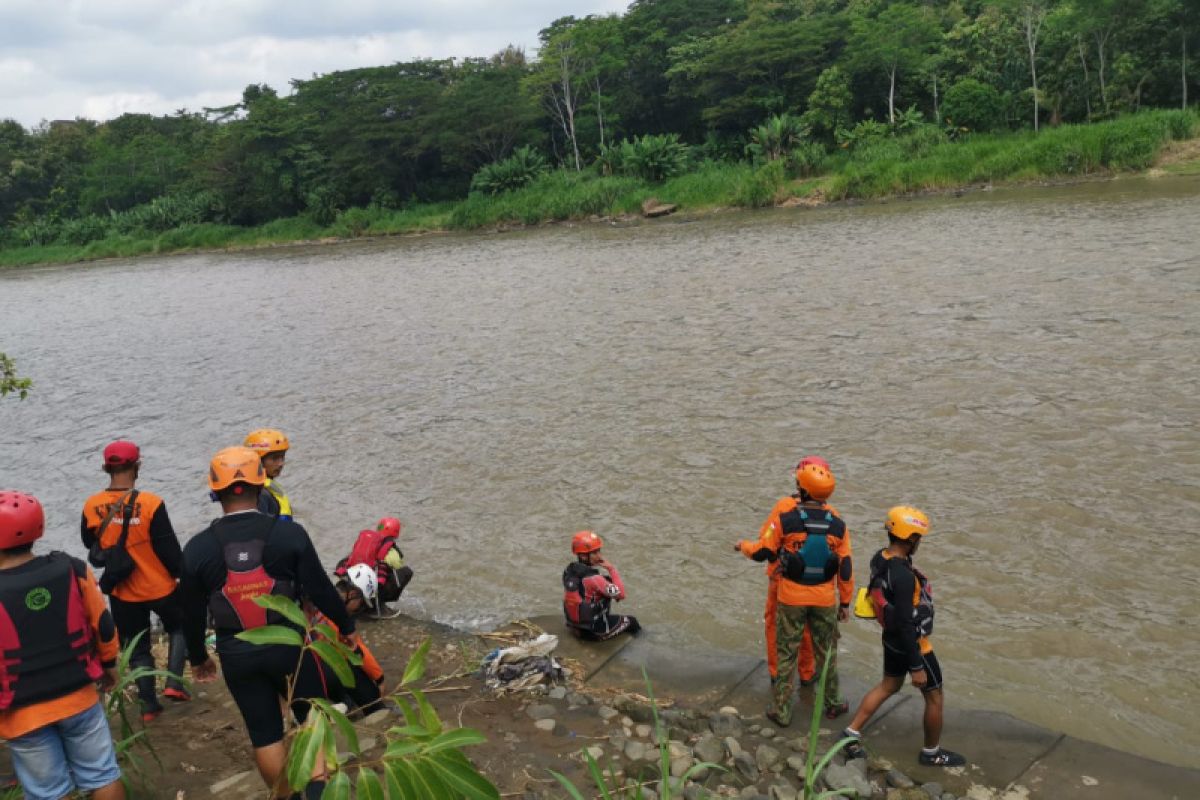 Tim SAR gabungan mencari bocah diduga hanyut di Sungai Progo