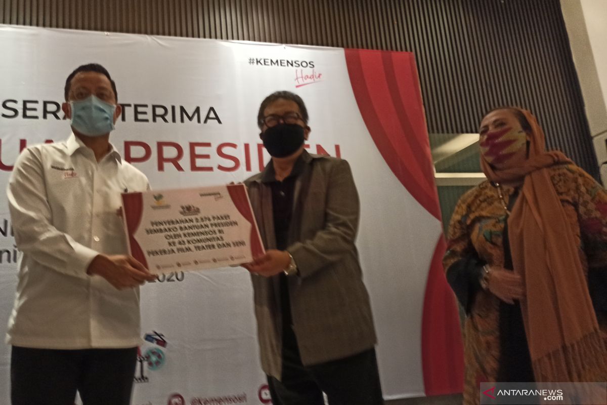 Ribuan bansos sembako disalurkan bagi pekerja seni dan film terdampak