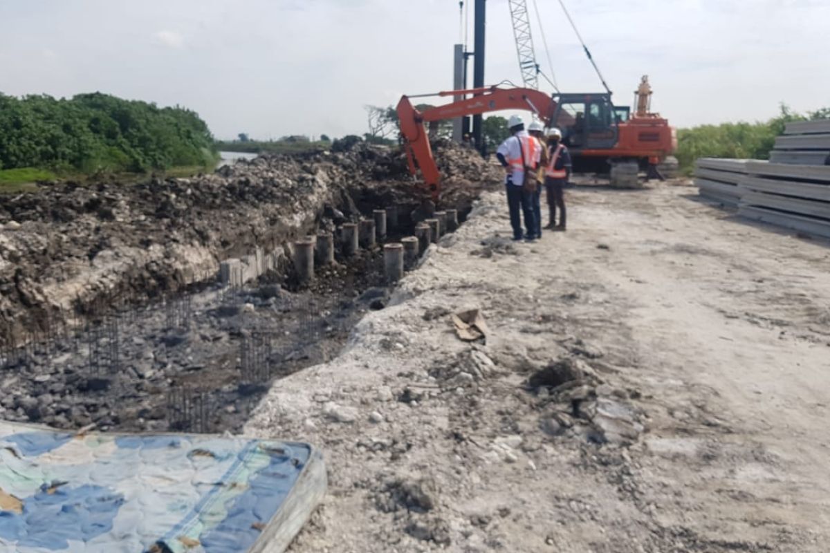 Sempat terhenti, pembangunan proyek tanggul Kali Lamong Surabaya dilanjutkan