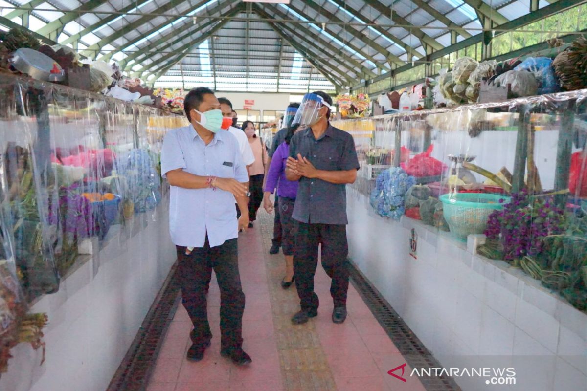 Wali Kota Denpasar apresiasi pemasangan pembatas plastik di pasar rakyat
