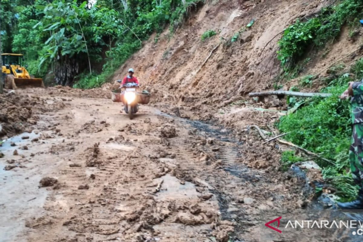 Akses jalan penghubung dua kecamatan di Lumajang tertimbun longsor