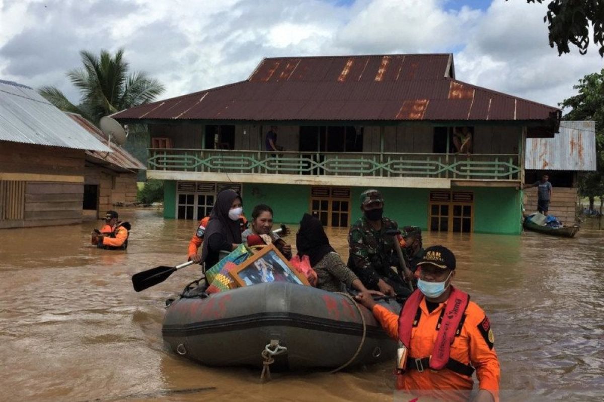 1.965 orang warga Konawe Utara mengungsi akibat banjir