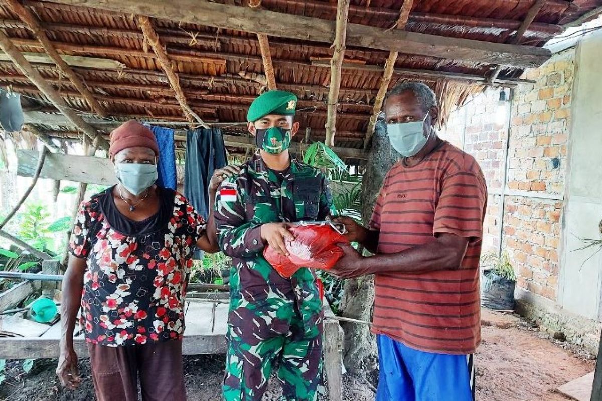 TNI bagikan masker dan pakaian layak warga kampung perbatasan RI-PNG