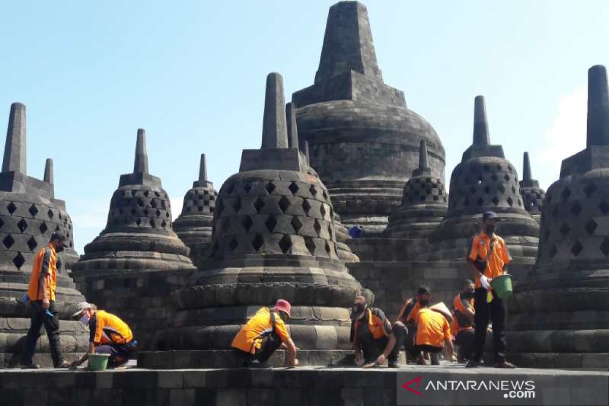 Candi Borobudur diselimuti abu Merapi