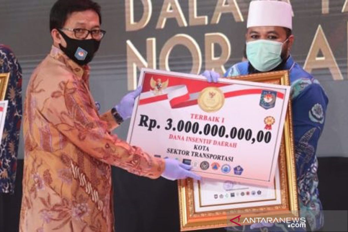 Wali Kota Bengkulu terima penghargaan normal baru dari Mendagri