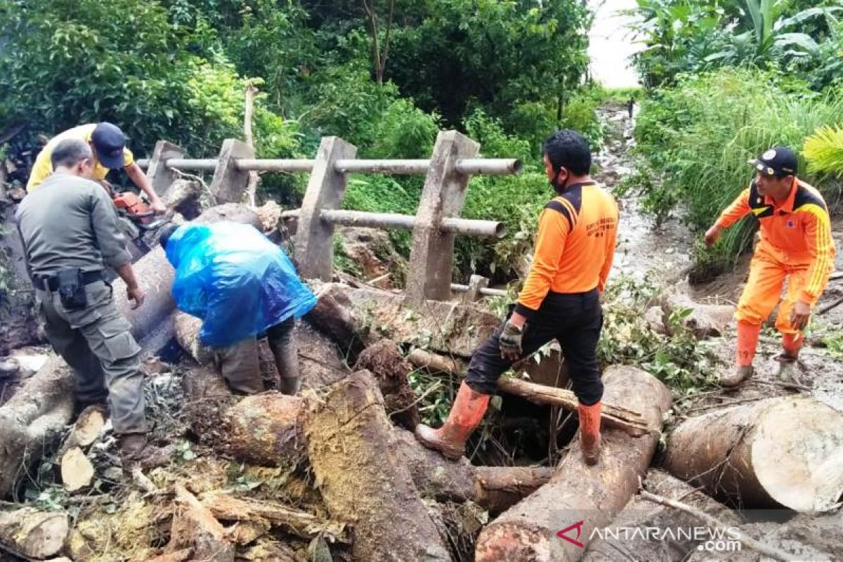 Bersihkan material longsor di tiga kecamatan, Agam minta bantu alat berat Provinsi