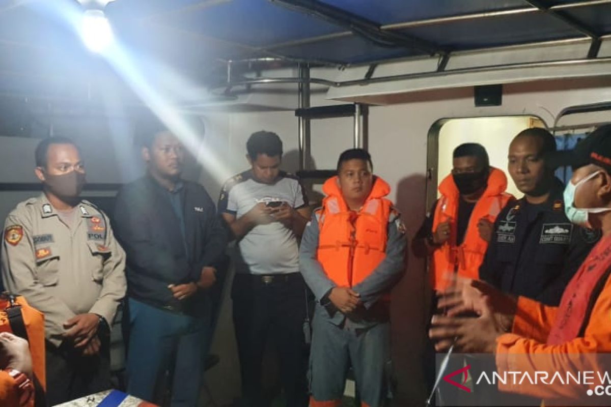 Kapal patah kemudi terombang-ambing di perairan Malra