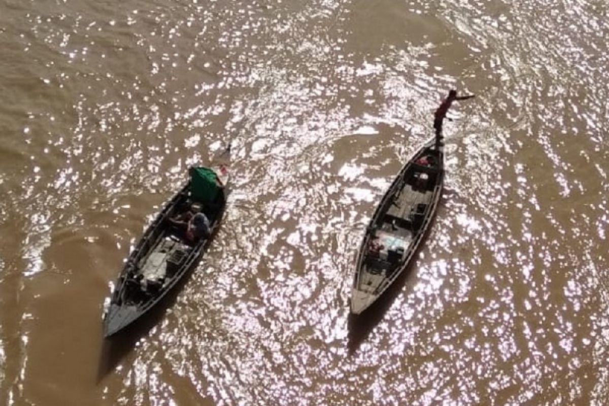 Berbekal selang, aksi penyelam tradisional jadi totonan pengunjung Jembatan Gentala